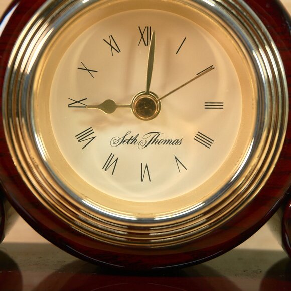 Seth Thomas Mini Table Clock "THE REGAL" Model NO. 129, Mahogany Wood and Brass - Picture 6 of 8